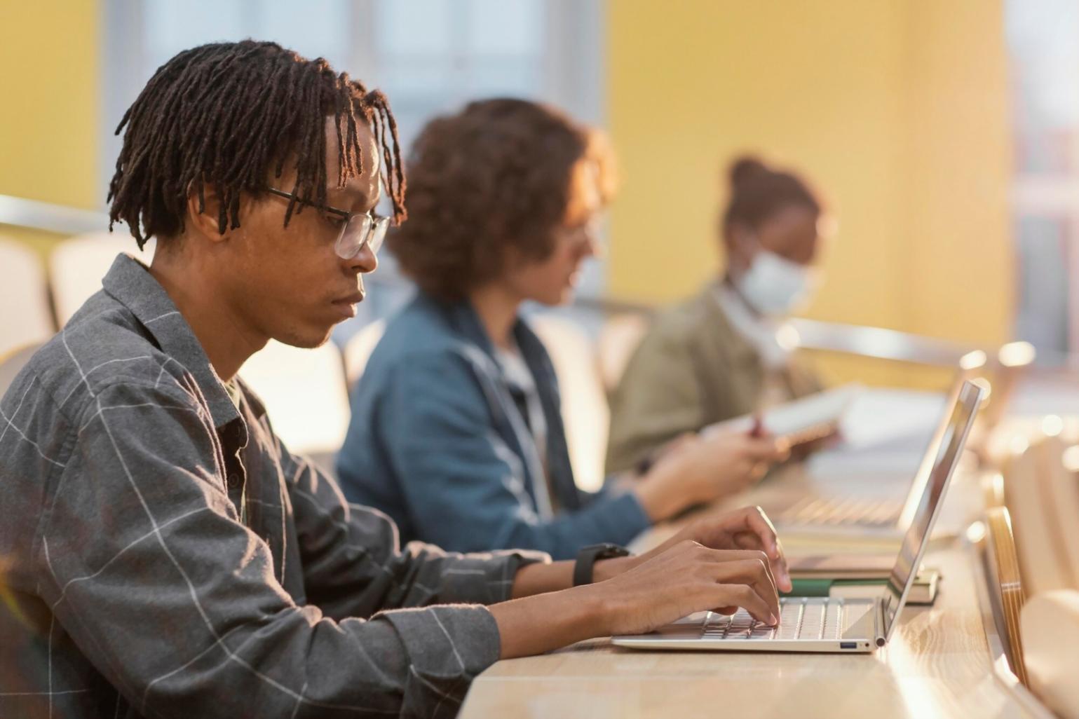 Espace de formation collaboratif avec participants travaillant en équipe